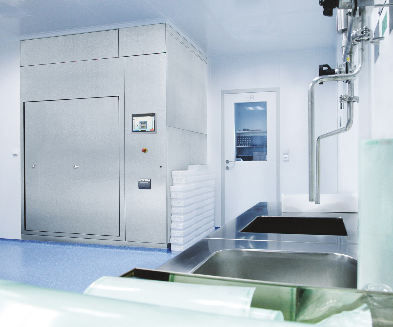 Depyrogenation oven installed in a clean room environment